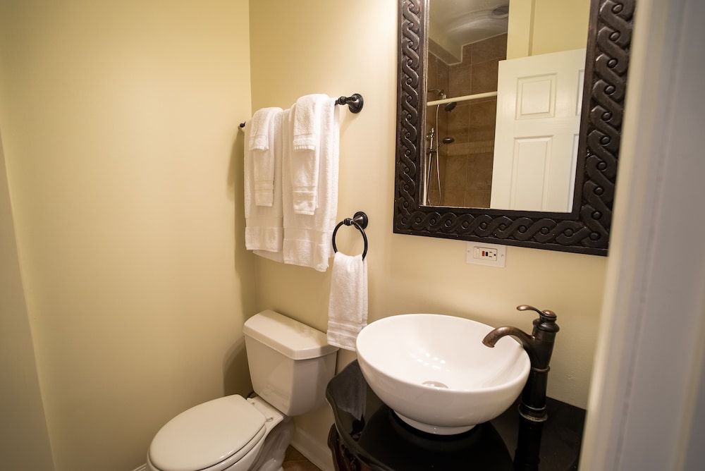 Old Town Suites Operated by Roscoe Village Guesthouse Standard Suite, Private Bathroom (Northside Suites #2) 5