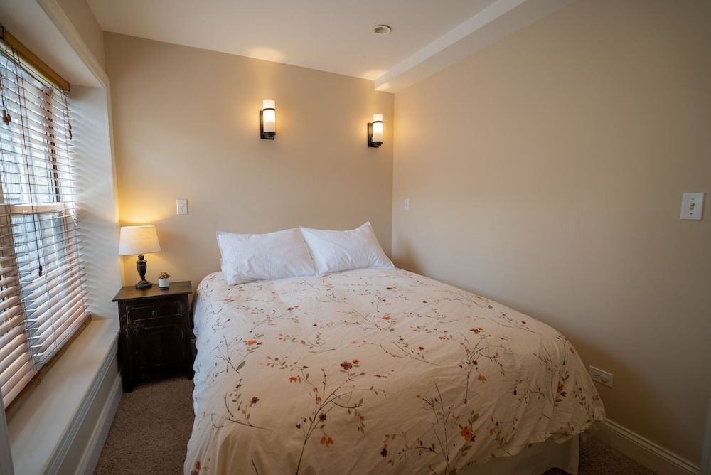 Old Town Suites Operated by Roscoe Village Guesthouse Deluxe Suite, Private Bathroom (Northside Suites #3)