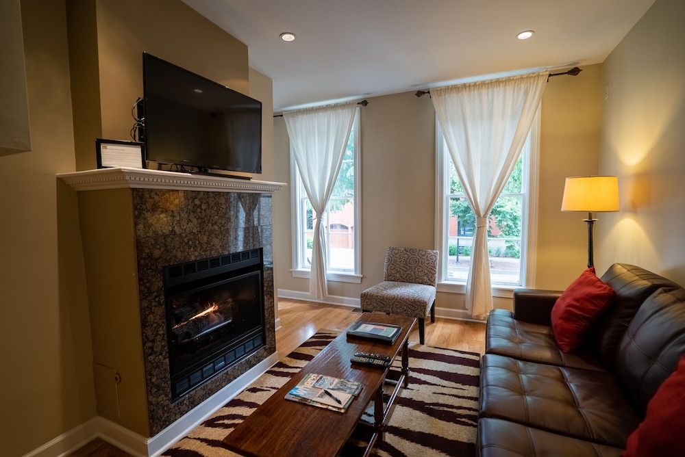 Old Town Suites Operated by Roscoe Village Guesthouse Standard Suite, Private Bathroom (Northside Suites #2) 8