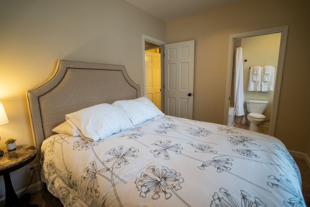 Old Town Suites Operated by Roscoe Village Guesthouse Standard Suite, Private Bathroom (Northside Suites #2) 2