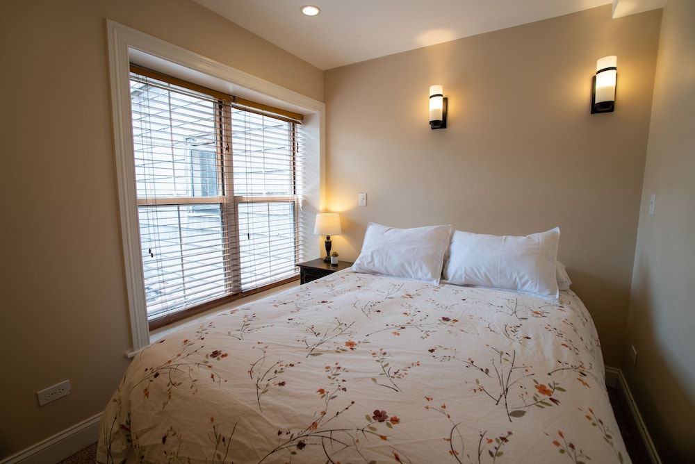 Old Town Suites Operated by Roscoe Village Guesthouse Deluxe Suite, Private Bathroom (Northside Suites #3) 3