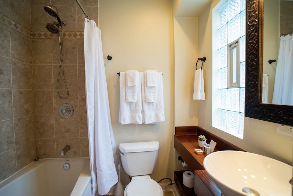 Old Town Suites Operated by Roscoe Village Guesthouse Standard Suite, Private Bathroom (Northside Suites #2) 6
