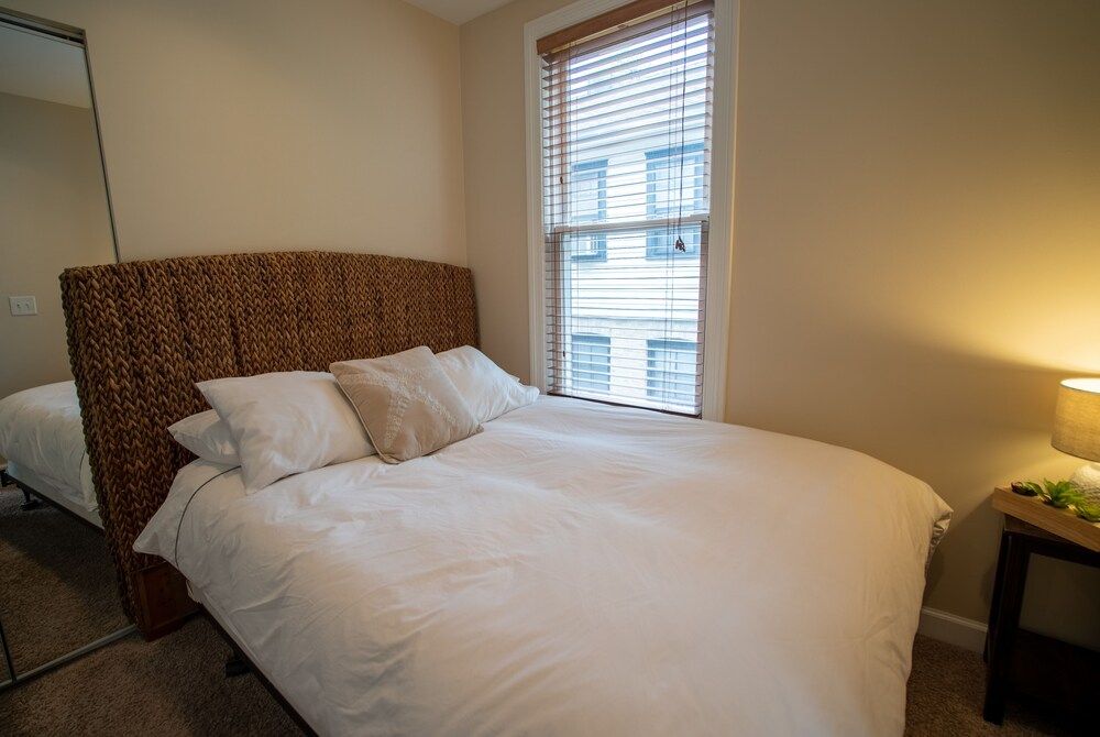 Old Town Suites Operated by Roscoe Village Guesthouse Standard Suite, Private Bathroom (Northside Suites #2) 3