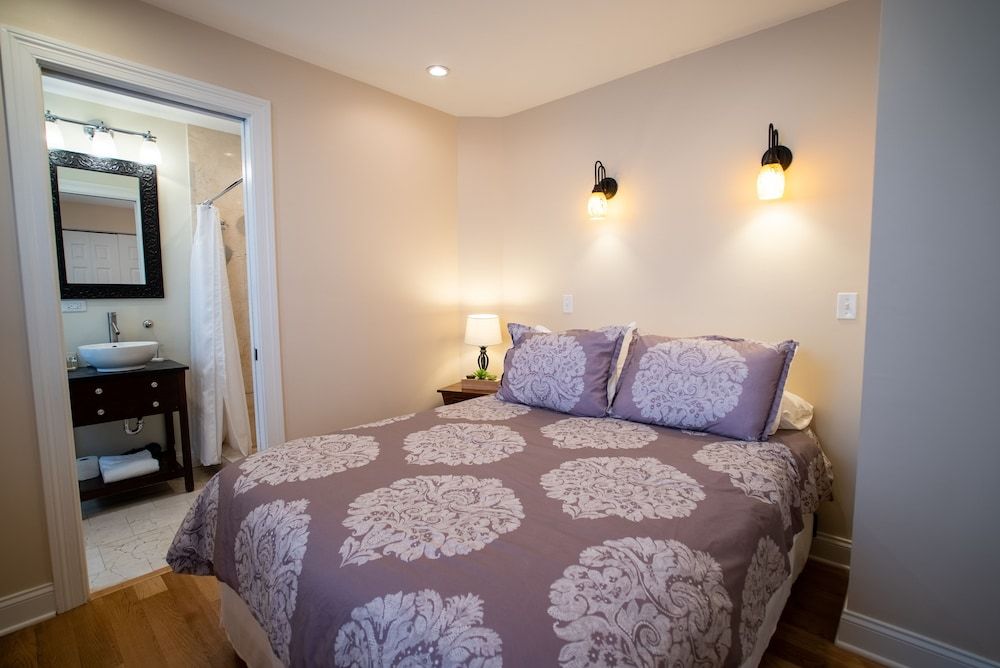 Old Town Suites Operated by Roscoe Village Guesthouse Deluxe Suite, Private Bathroom (Northside Suites #3) 2