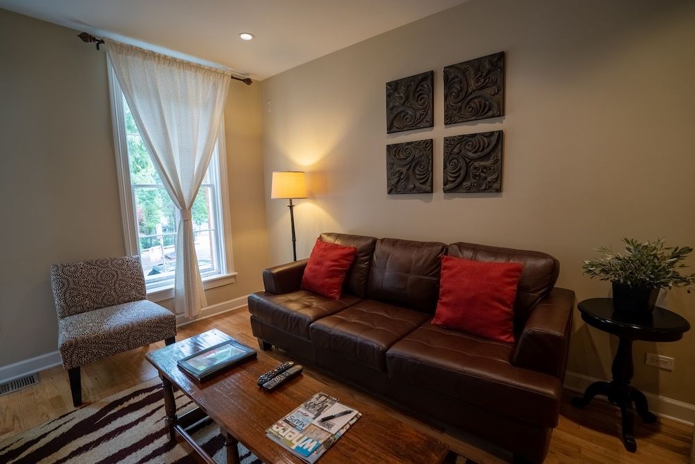 undefined Old Town Suites Operated by Roscoe Village Guesthouse 2