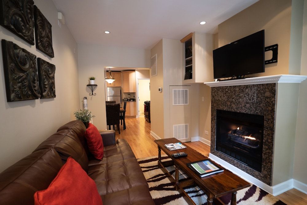 Old Town Suites Operated by Roscoe Village Guesthouse Standard Suite, Private Bathroom (Northside Suites #2) 9