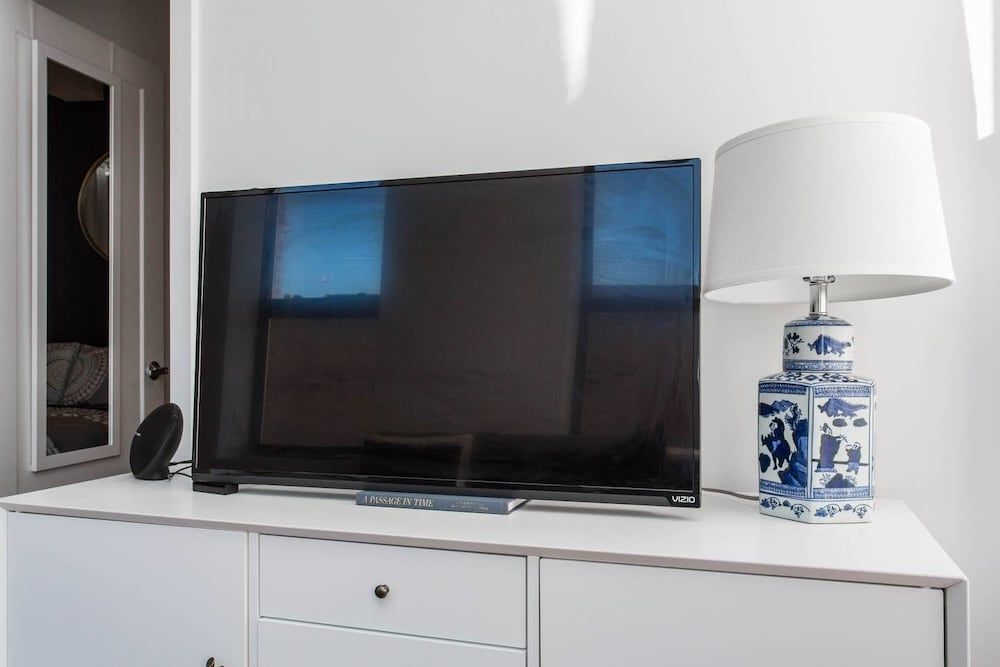 undefined Chestnut Charm - Modern 1 BDR in Downtown 2