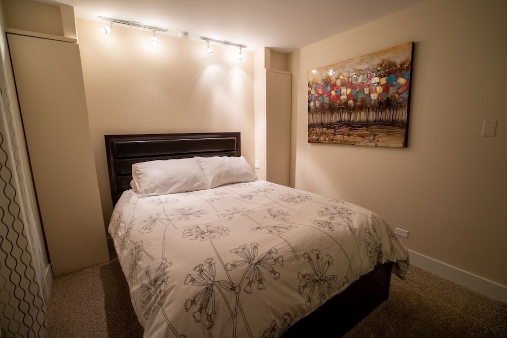 Lincoln Park Suites Operated by Roscoe Village Guesthouse Suite, Private Bathroom (Lincoln Park #1F)