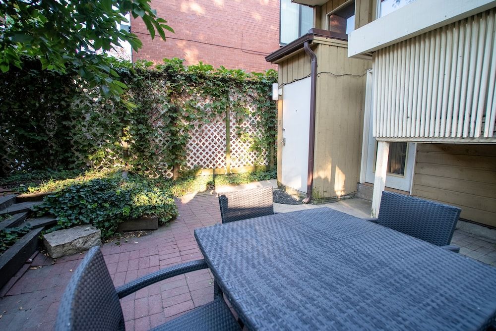 Lincoln Park Suites Operated by Roscoe Village Guesthouse Suite, Private Bathroom (Lincoln Park #1R) 4