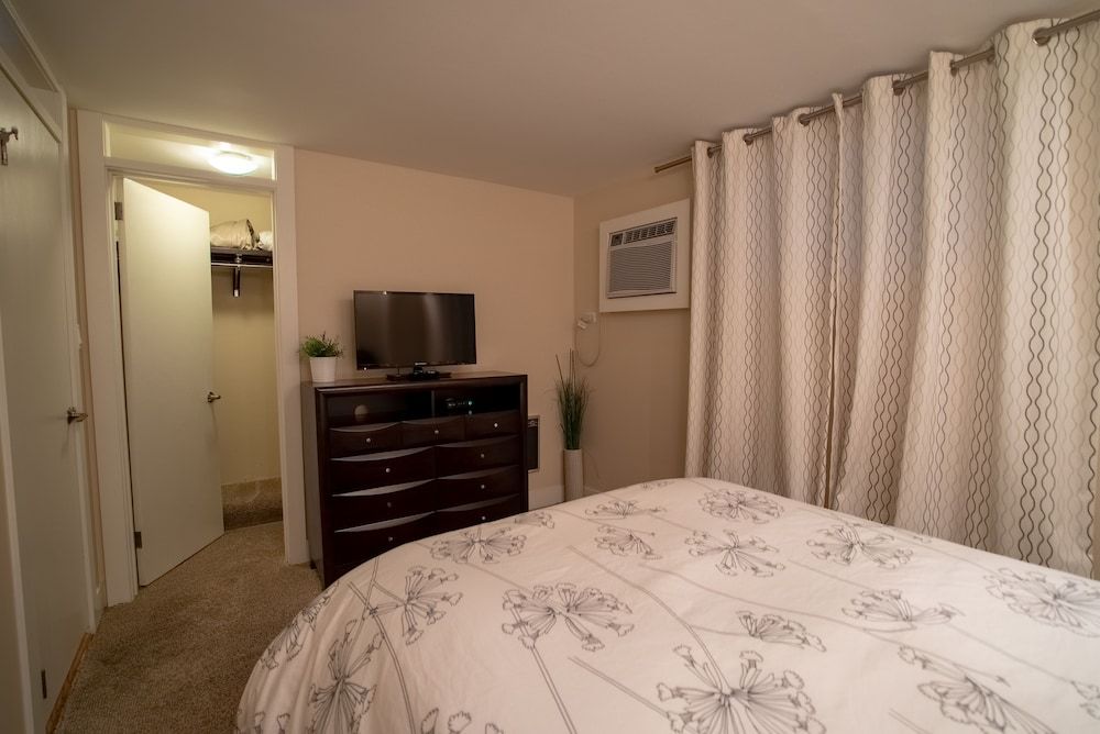 Lincoln Park Suites Operated by Roscoe Village Guesthouse Suite, Private Bathroom (Lincoln Park #1F) 2