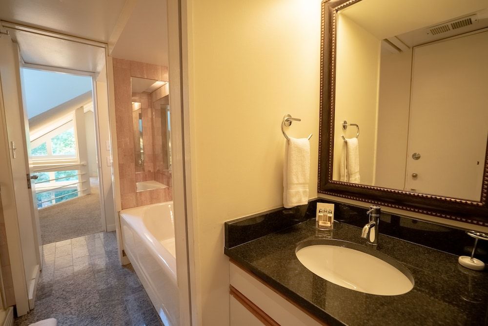 Lincoln Park Suites Operated by Roscoe Village Guesthouse Suite, Private Bathroom (Lincoln Park #2) 11