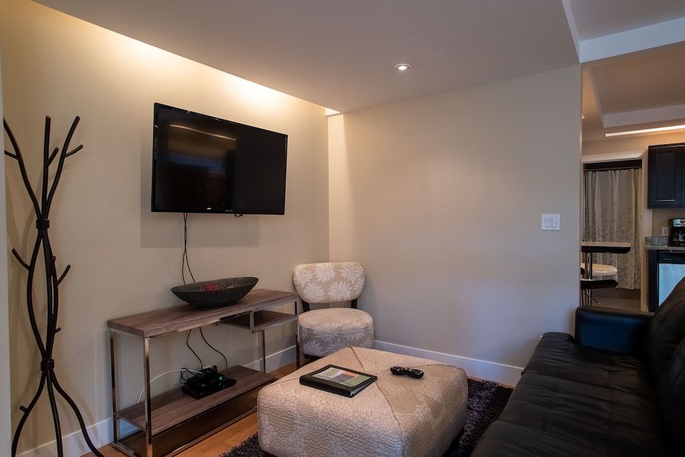 Lincoln Park Suites Operated by Roscoe Village Guesthouse Suite, Private Bathroom (Lincoln Park #1F) 10