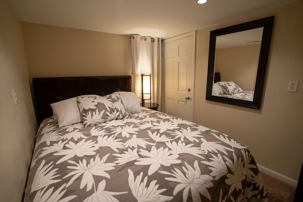 Lincoln Park Suites Operated by Roscoe Village Guesthouse Suite, Private Bathroom (Lincoln Park #1R)