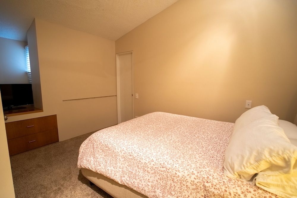 undefined Lincoln Park Suites Operated by Roscoe Village Guesthouse 5