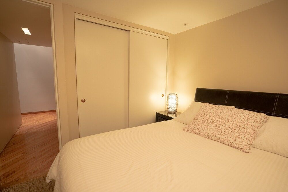 undefined Lincoln Park Suites Operated by Roscoe Village Guesthouse 10