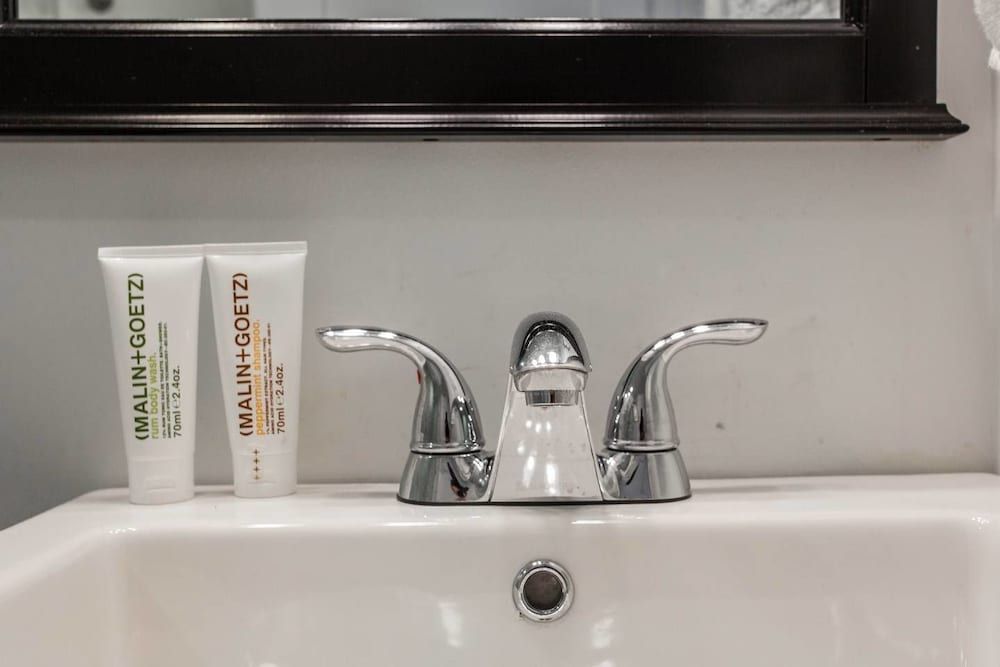 Bright & Modern 1 BDR in Downtown Apartment (1 Bedroom) 12