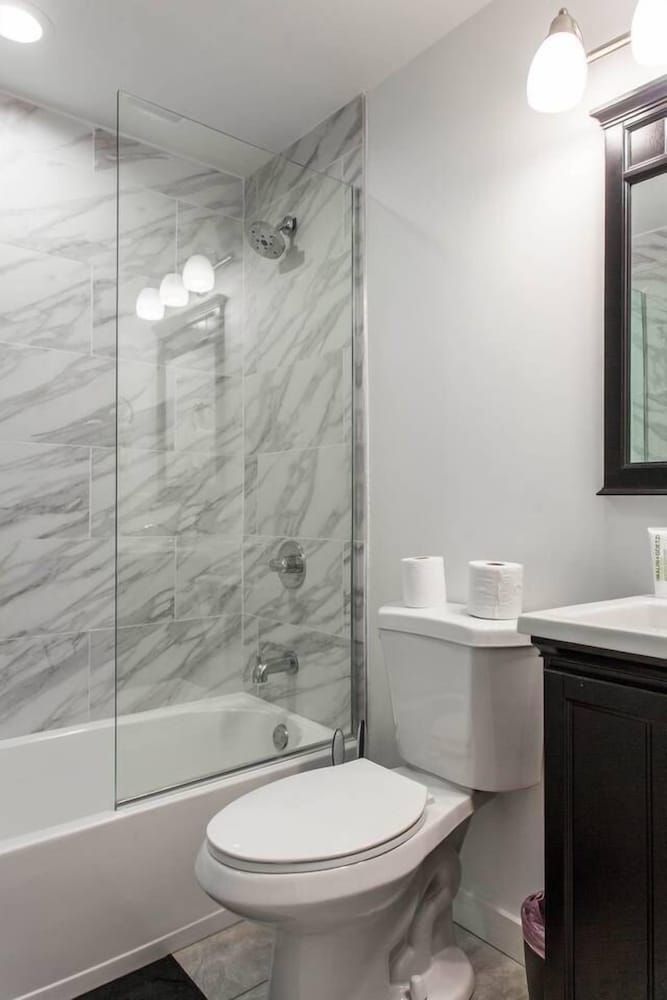 Bright & Modern 1 BDR in Downtown Apartment (1 Bedroom) 13