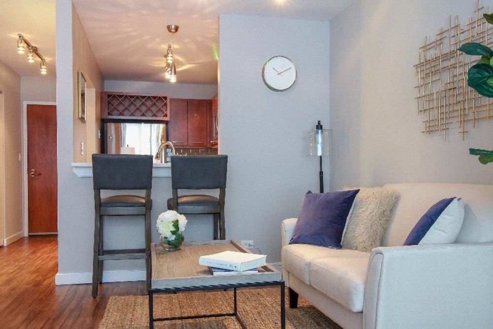 The Gulfstream - Vibrant Studio Heart of Downtown Apartment (0 Bedroom) 17