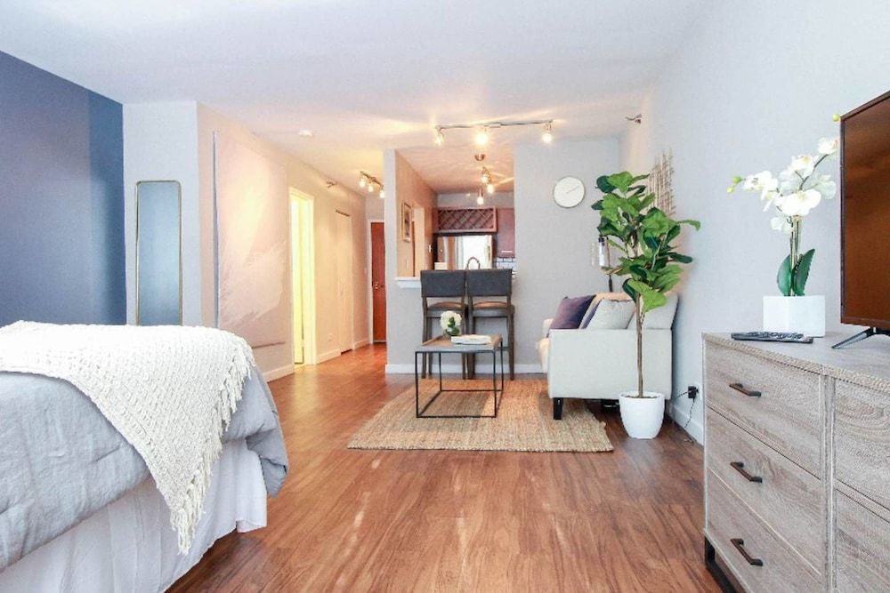 The Gulfstream - Vibrant Studio Heart of Downtown Apartment (0 Bedroom) 8