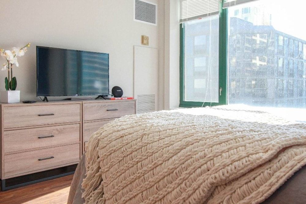 The Gulfstream - Vibrant Studio Heart of Downtown Apartment (0 Bedroom) 7