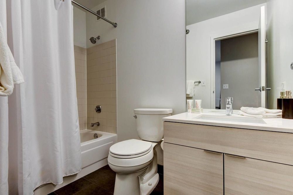 The Stratus - Vibrant Studio in Heart of Downtown Apartment (0 Bedroom) 12