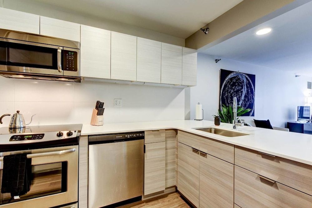 The Stratus - Vibrant Studio in Heart of Downtown Apartment (0 Bedroom) 9