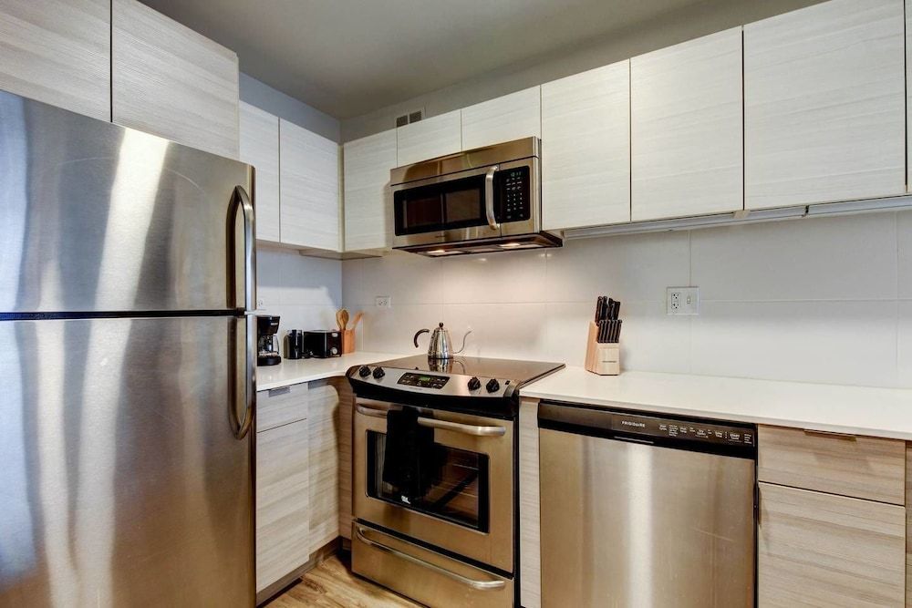 The Stratus - Vibrant Studio in Heart of Downtown Apartment (0 Bedroom) 8