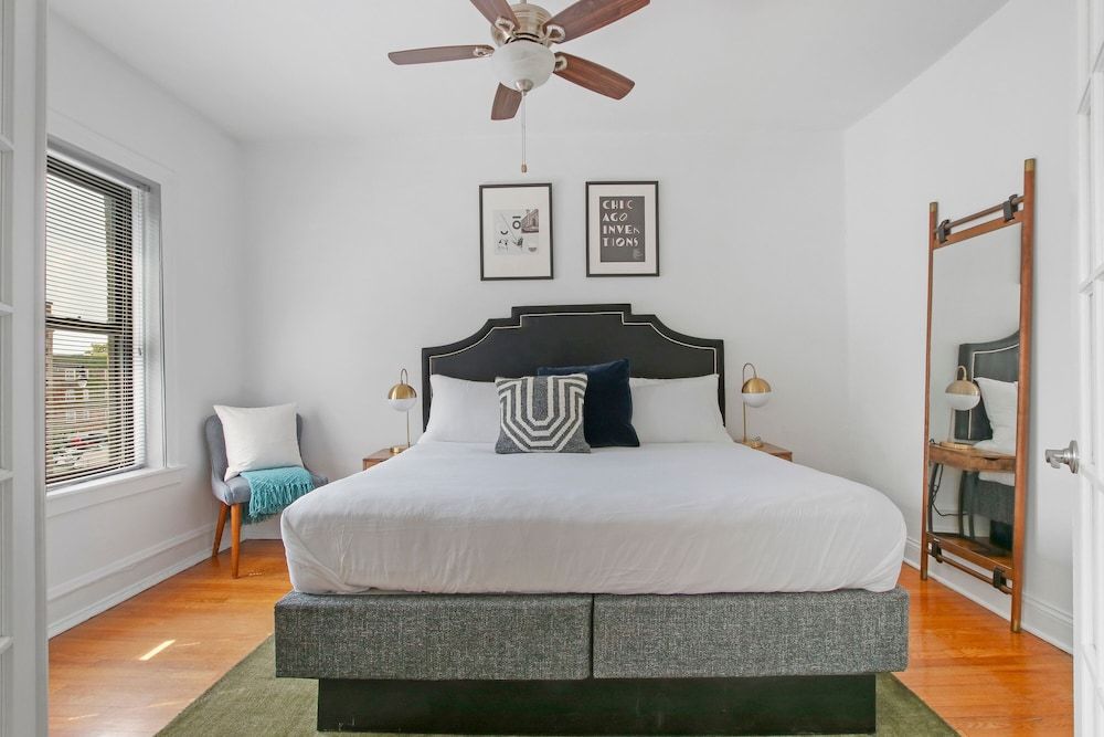 undefined Chicago Lifestyle 3BR Apt in Lake View 5