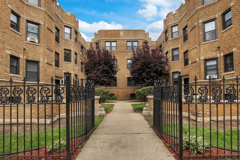 undefined Chicago Lifestyle 3BR Apt in Lake View