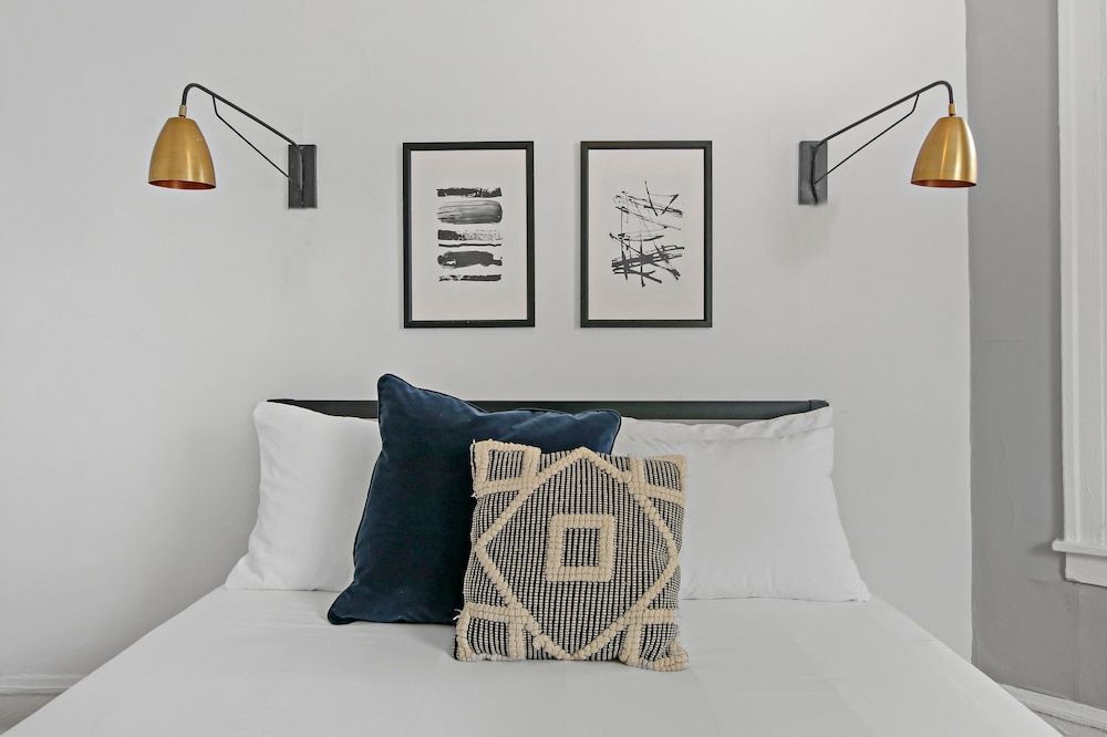 undefined Chicago Lifestyle 3BR Apt in Lake View 6