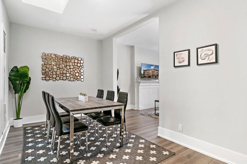 undefined 3BR Apt near Shops Dining and DePaul 4