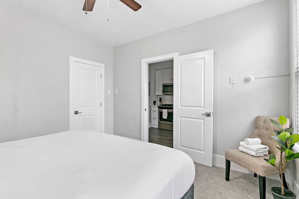 undefined 3BR Apt near Shops Dining and DePaul 5