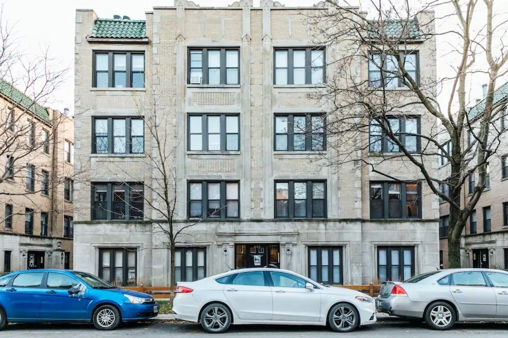 undefined Best Deal 2BR Apt in Lakeview