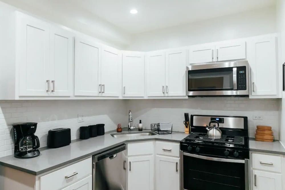 undefined Best Deal 2BR Apt in Lakeview 4