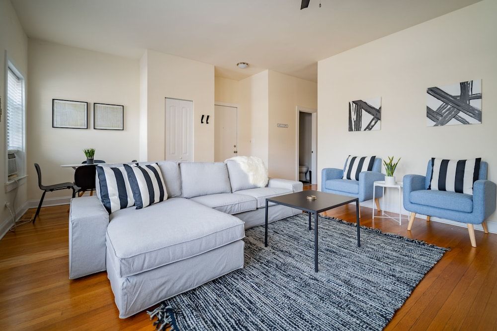 undefined 3BR Amazing Apt with Parking in Logan Sq 10