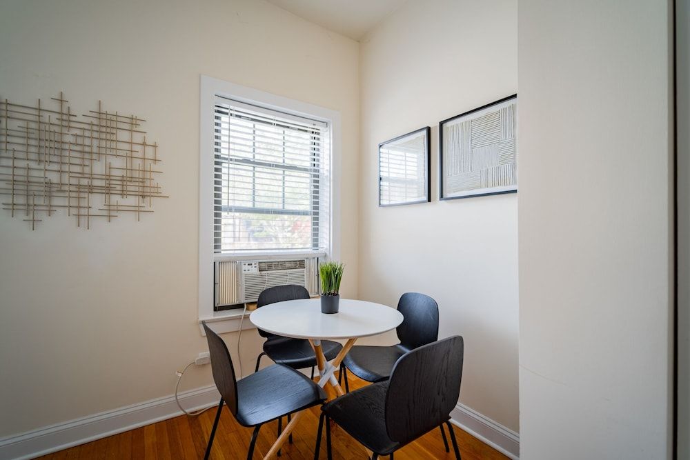 undefined 3BR Amazing Apt with Parking in Logan Sq 8