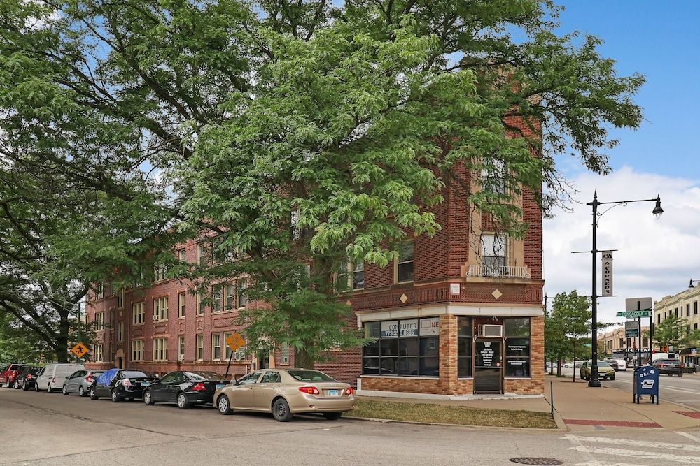 undefined Modern Minimalist Studio in Portage Park