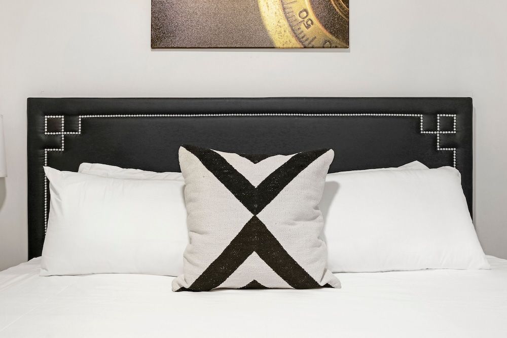 undefined 3BR Comfy Apt in Logan Square 8