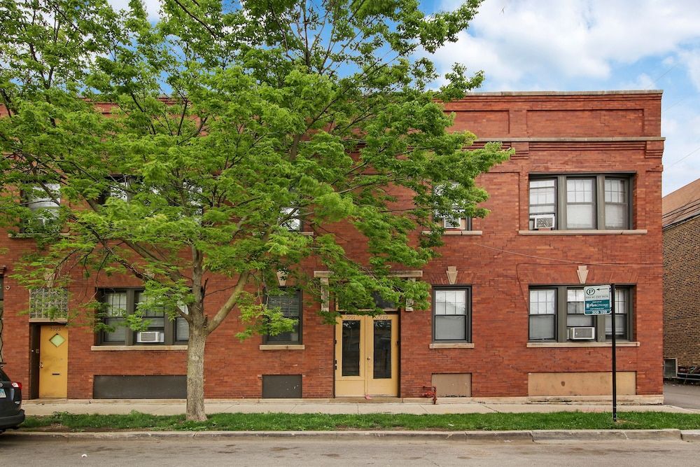 undefined 3BR Comfy Apt in Logan Square 3