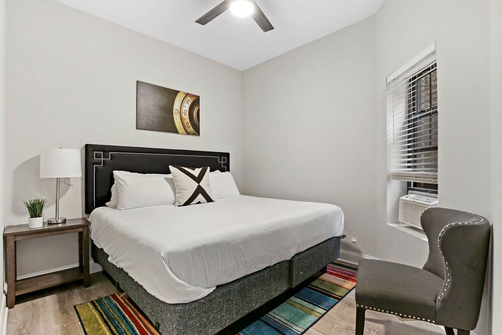 undefined 3BR Comfy Apt in Logan Square 7