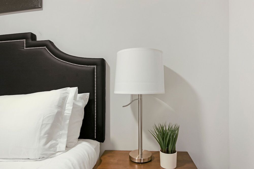 undefined 3BR Comfy Apt in Logan Square 6