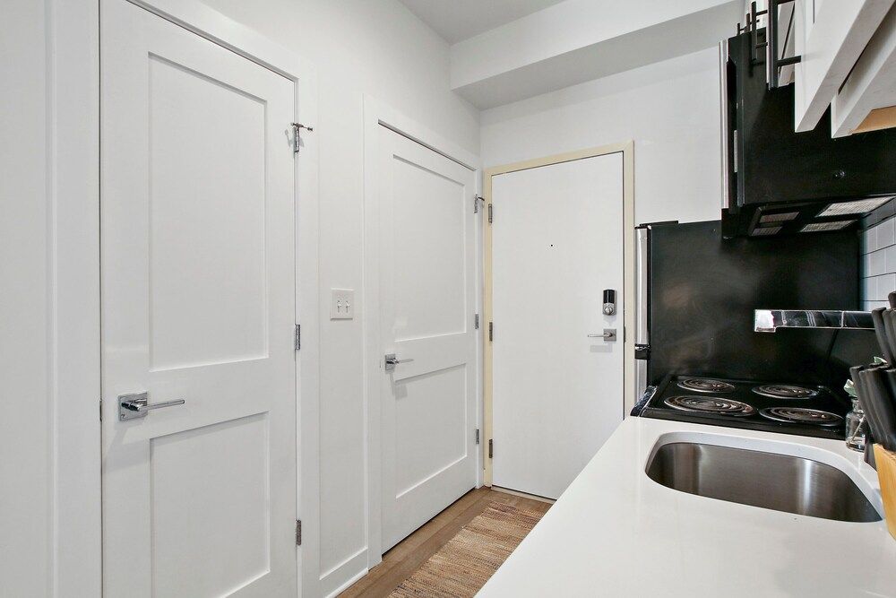 undefined Minimalist Design Studio Apt in Uptown 10