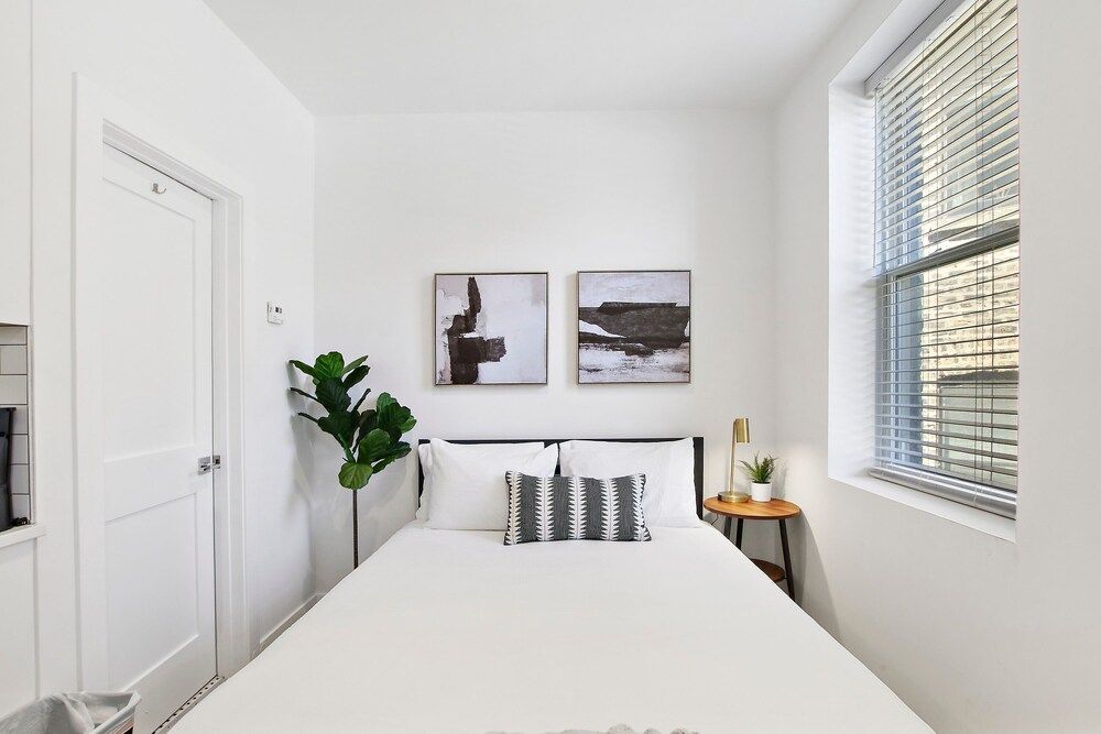 undefined Minimalist Design Studio Apt in Uptown 5
