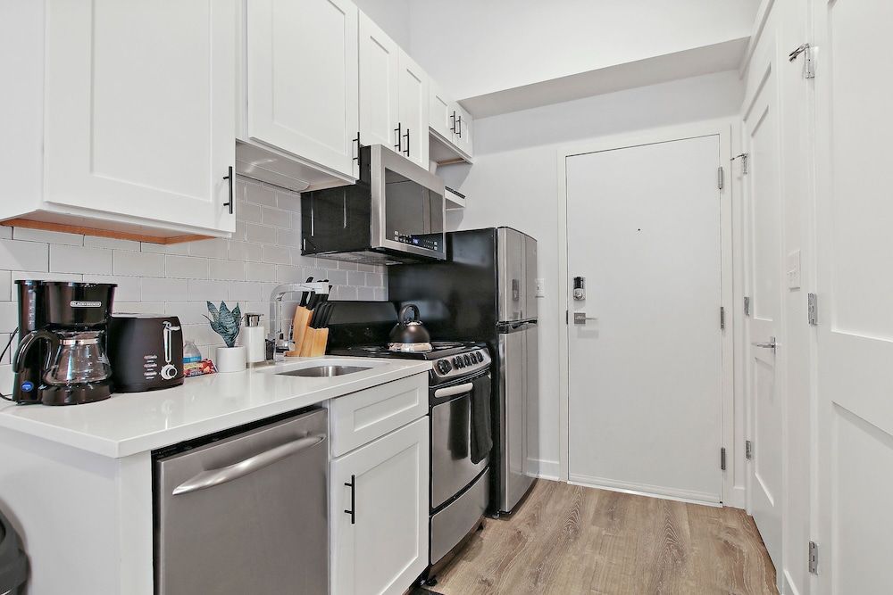 undefined Uptown Studio Apt Near Shops in Montrose 2