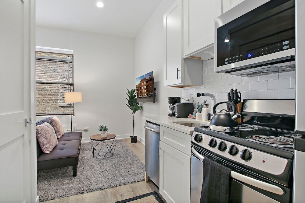 undefined Uptown Studio Apt Near Shops in Montrose 3