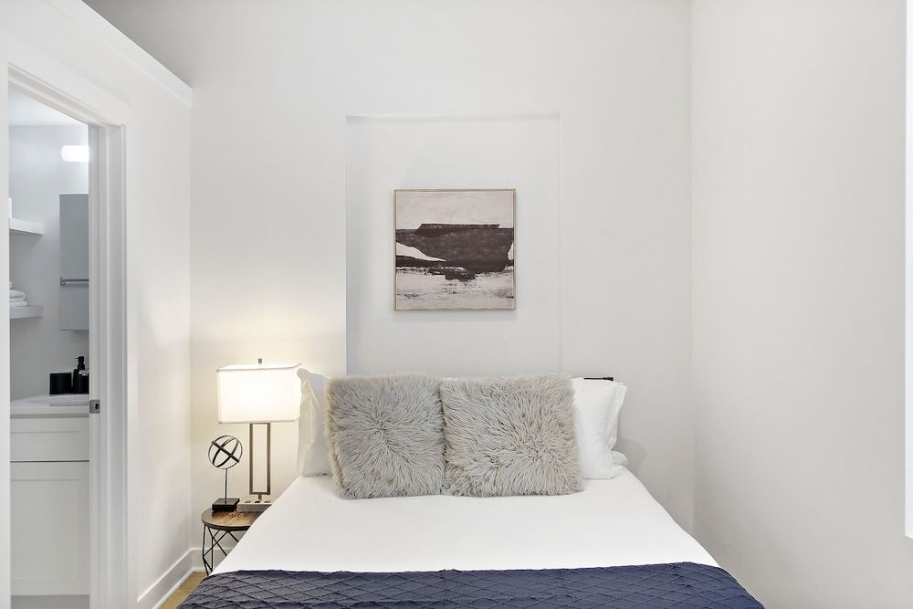 undefined Uptown Studio Apt Near Shops in Montrose 6