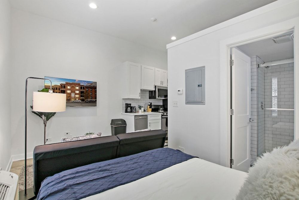 undefined Uptown Studio Apt Near Shops in Montrose 7