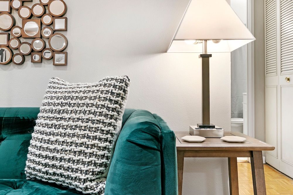 undefined 1BR Apt Near Shops in Lakeview 10