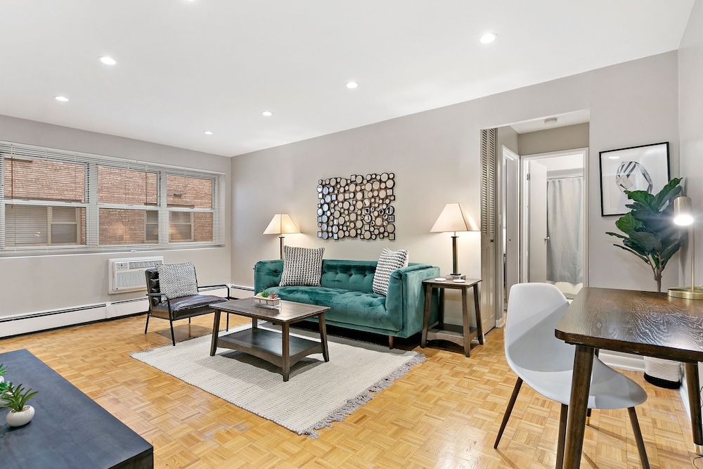 undefined 1BR Apt Near Shops in Lakeview