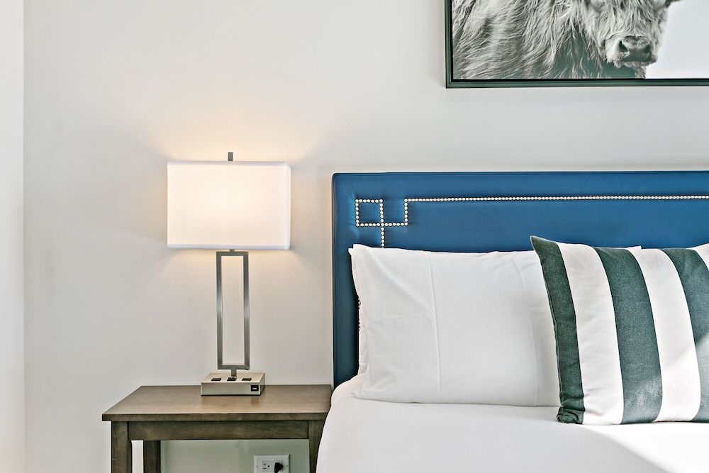 undefined Upscale 3BR Apt with Parking in Ashland 9